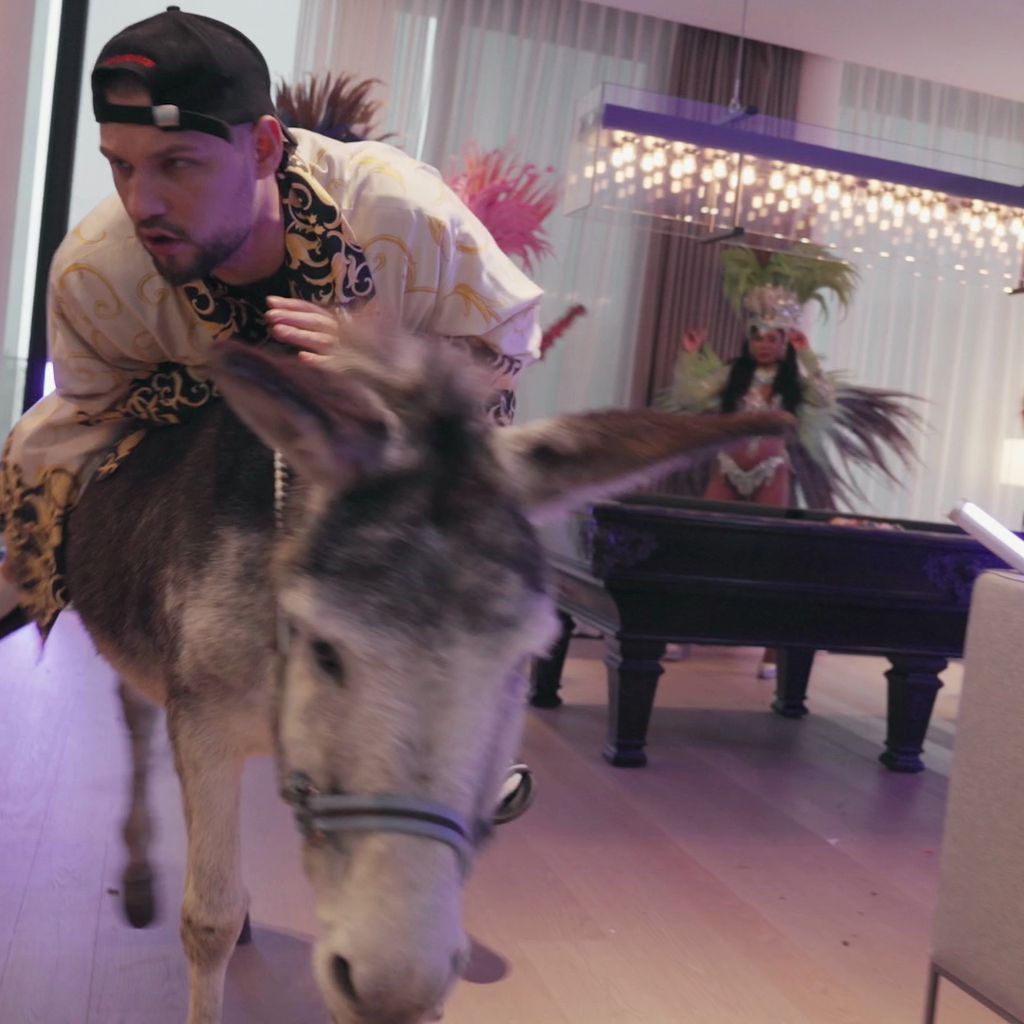 Slavik mit Esel und Samba-Tänzerinnen im Hotel