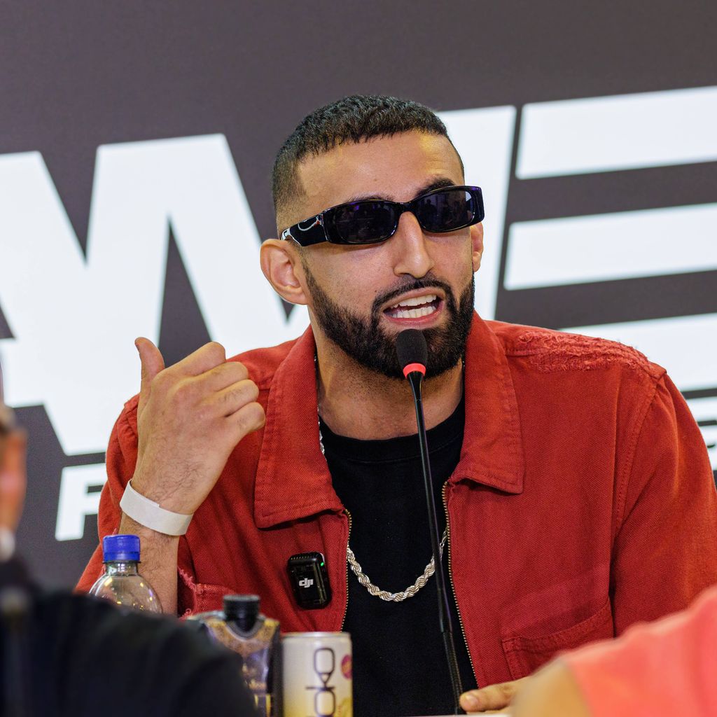 Slim Albaher spricht bei der Pressekonferenz zu Fame Fighting in der Ostermann Arena Leverkusen