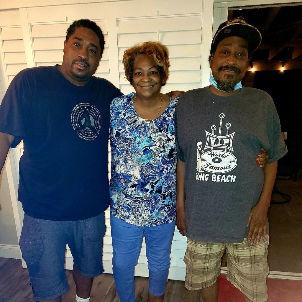 Snoop Dogs Bruder Bing Worthington (l) mit Snoops Mutter Beverly