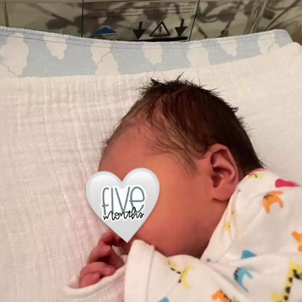 Snow Elanie Koc in einem Babybettchen