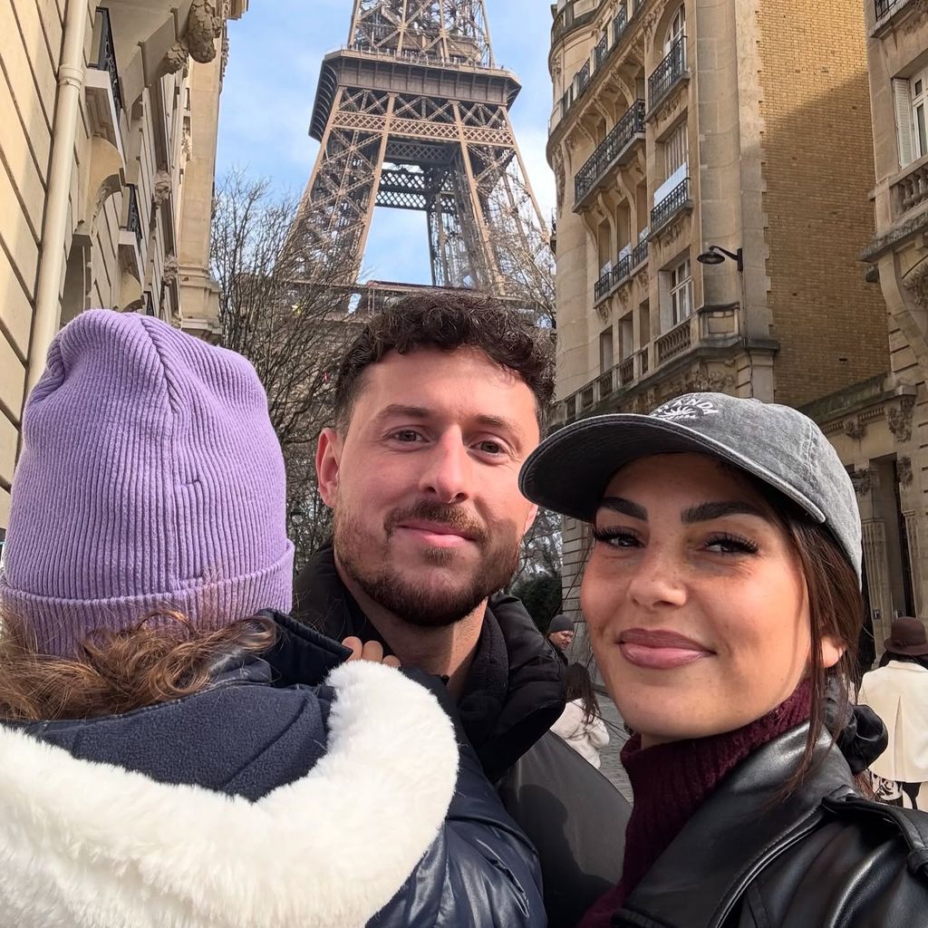 Jannik Kontalis und Yeliz Koc mit ihrer Tochter Snow, 2025