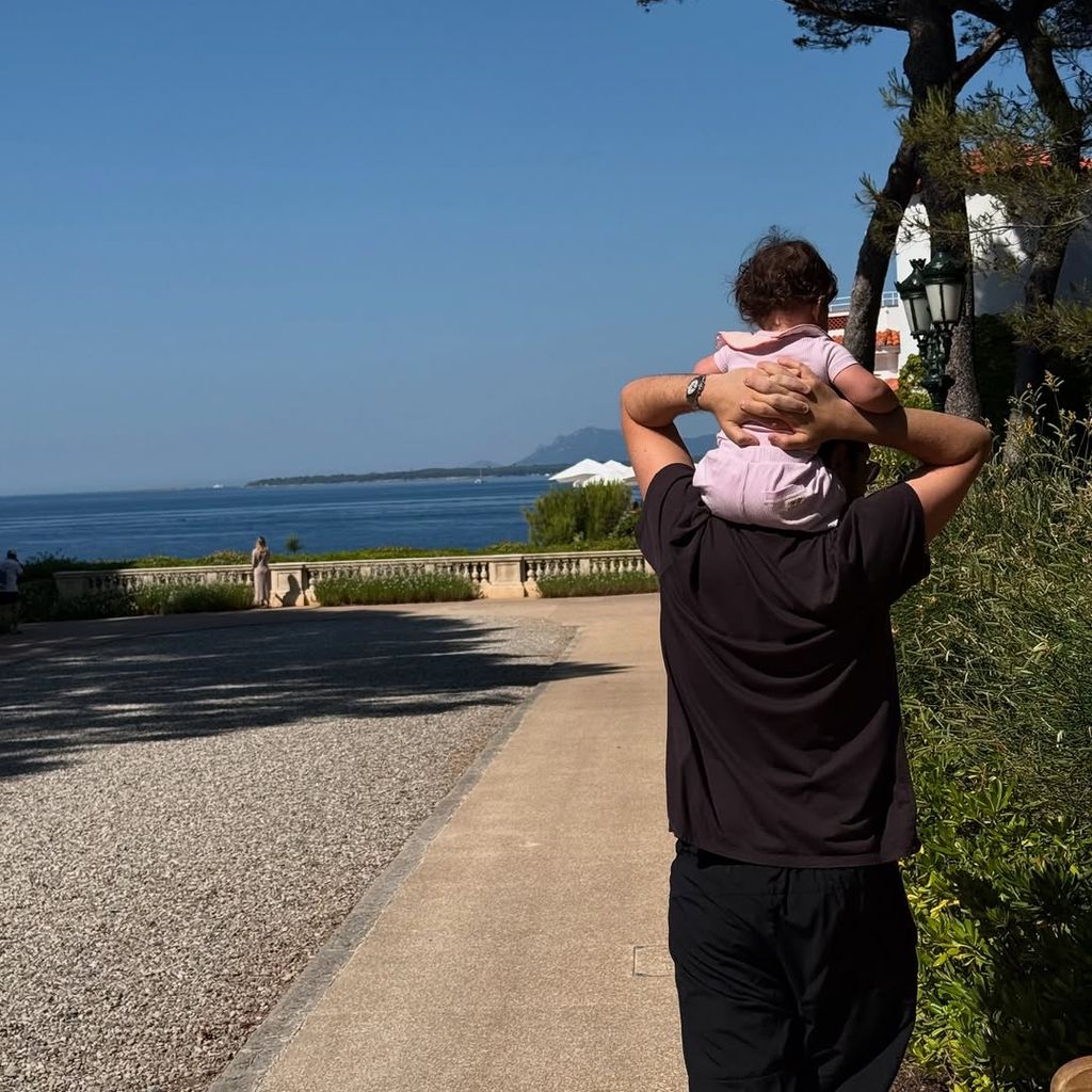 Plattenmanager Elliot Grainge trägt seine Tochter im Urlaub, Juni 2025.