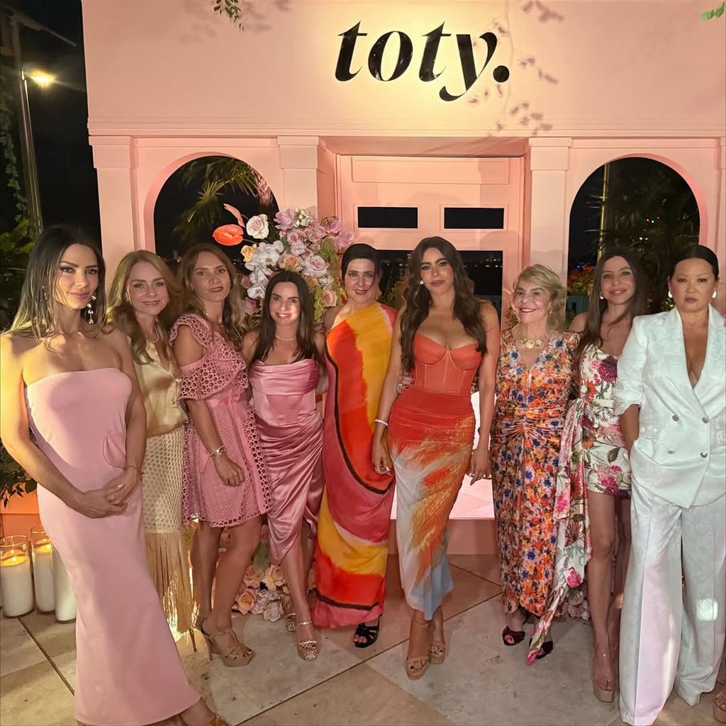 Sofia Vergara mit ihrer Schwester Sandra (links)