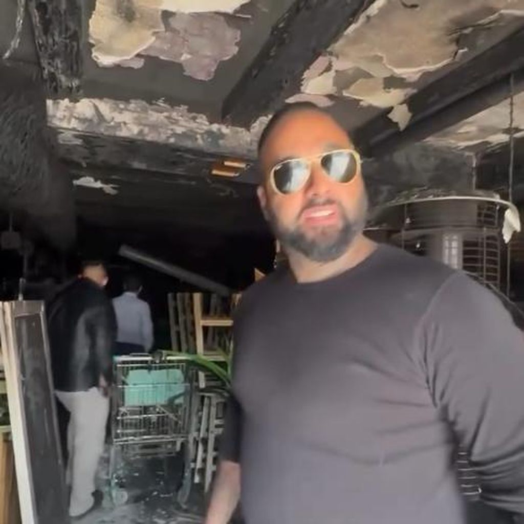 Sohel Abdoulkhanzadeh in seiner abgebrannten Bar, April 2025