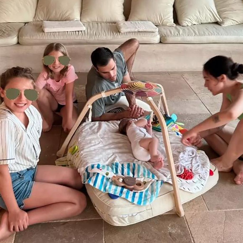 Sole und Celeste Trussardi, Goffredo Cerza und Aurora Ramazzotti mit Baby Cesare