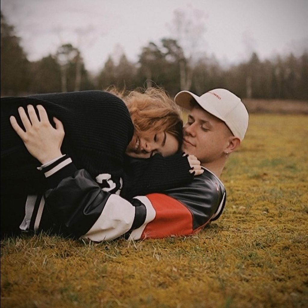 Sonny Loops und Jamie Birrell kuscheln