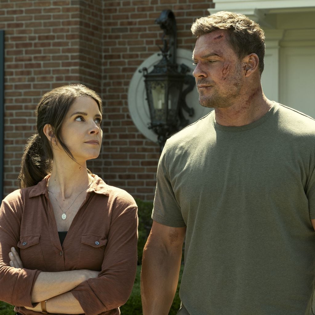 Sonya Cassidy (Susan Duffy) und Alan Ritchson (Jack Reacher) in "Reacher", Staffel 3
