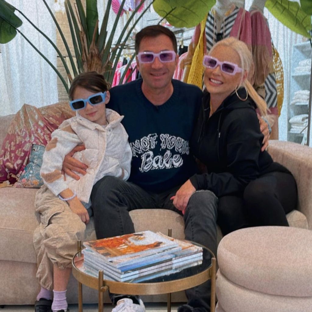 Sophia Cordalis mit ihren Eltern Lucas und Daniela im April 2023
