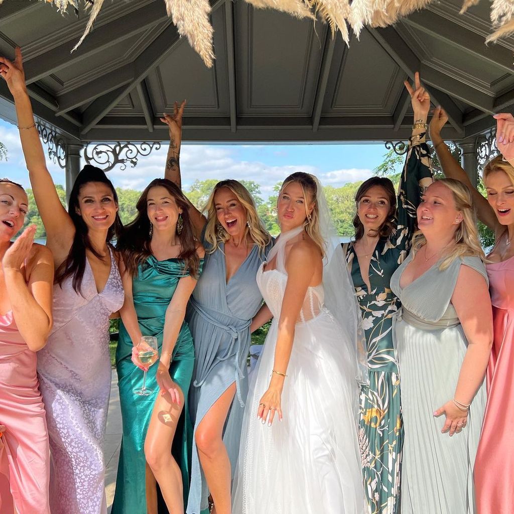 Sophia-Luisa Lewe mit ihrer Schwester Sarah Connor und weiteren Gästen auf ihrer Hochzeit