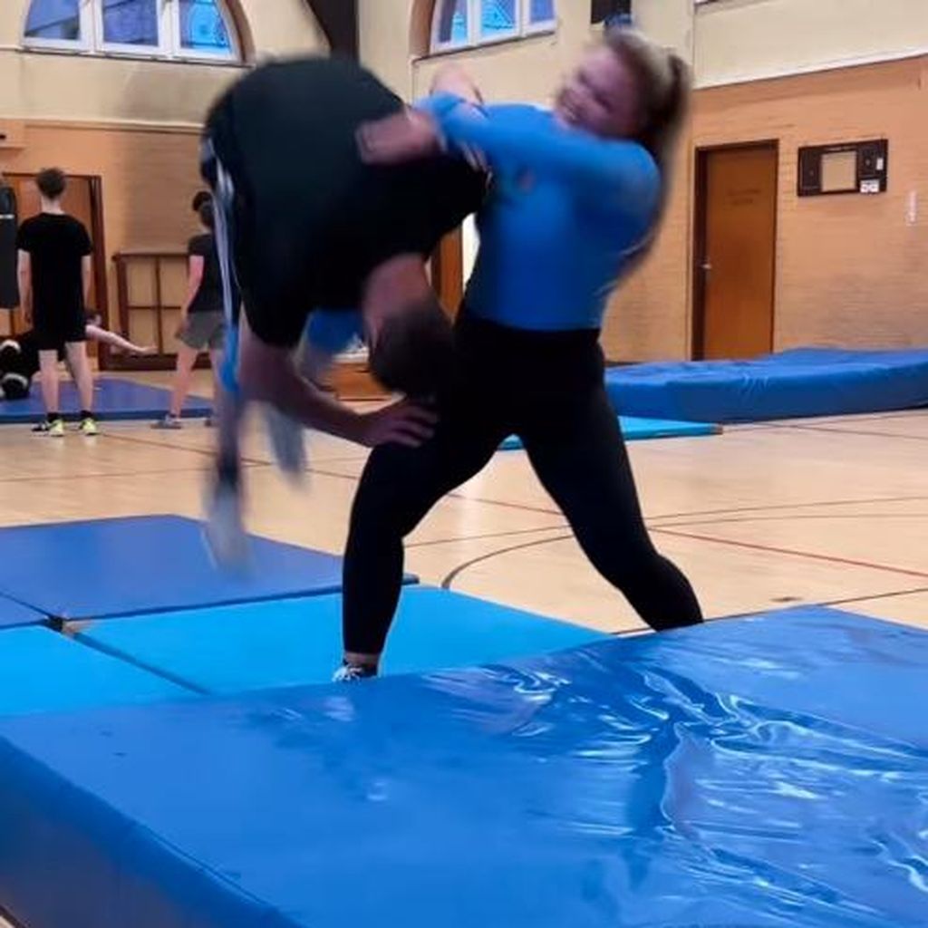 Sophia Thiel und Evil Jared Hasselhoff wrestlen