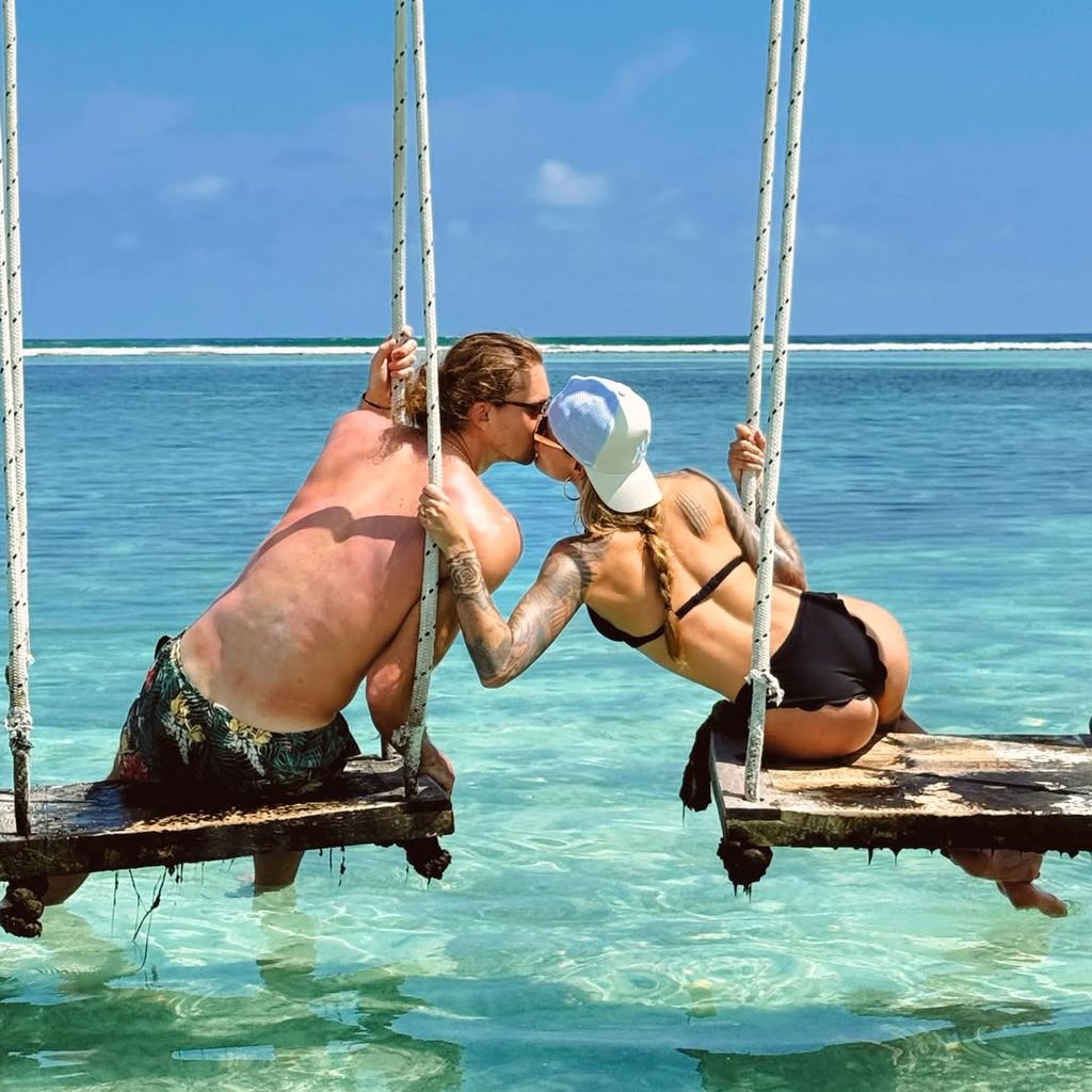 Sophia und Alexander teilen einen romantischen Kuss