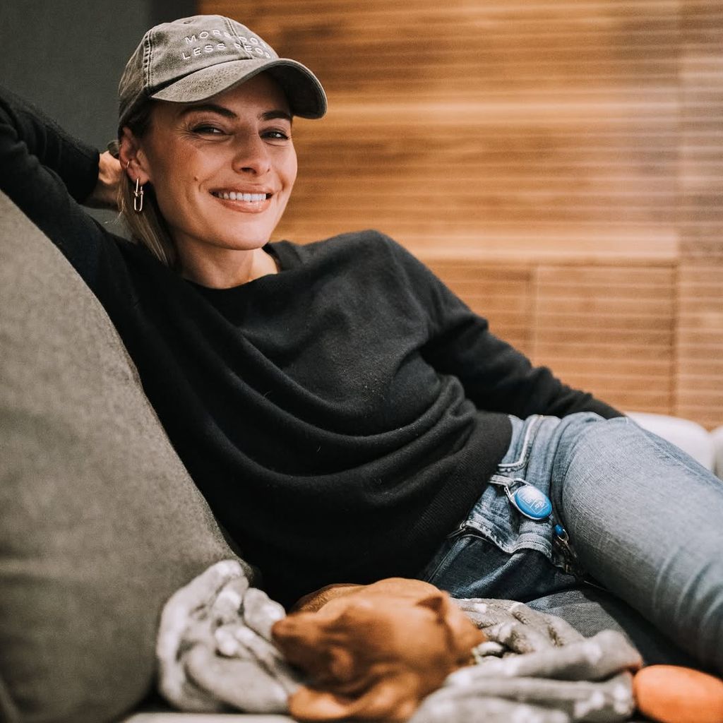 Sophia Thomalla und ihr neuer Hund Mischka kuscheln im Oktober 2025