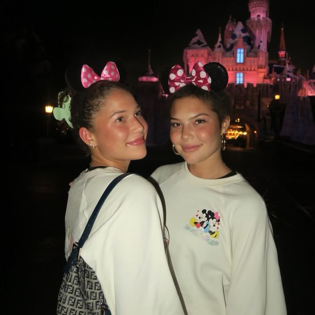 Sophia und Isabella Strahan im Oktober 2024