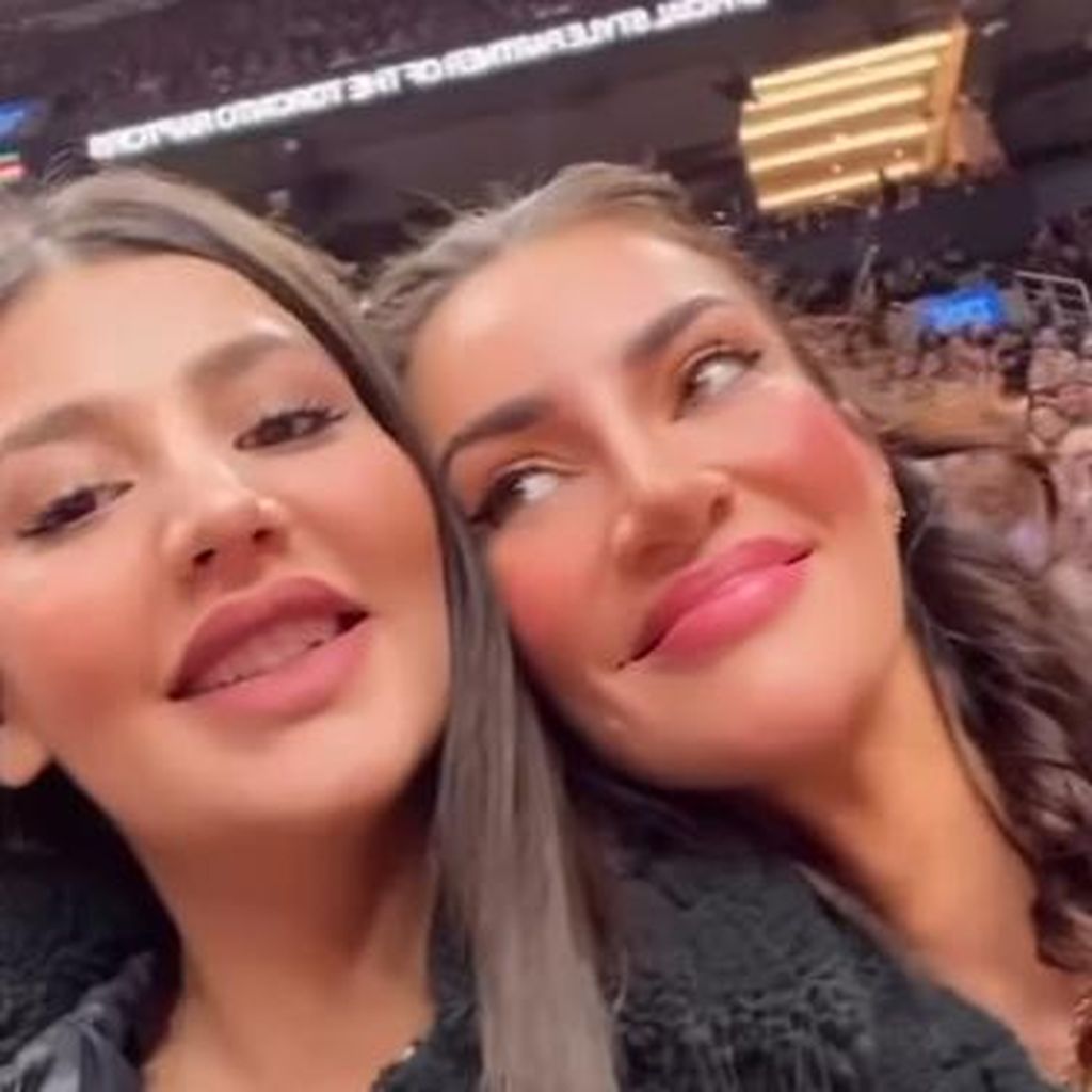 Sophie Brussaux und eine Freundin im Dezember 2022 in Toronto