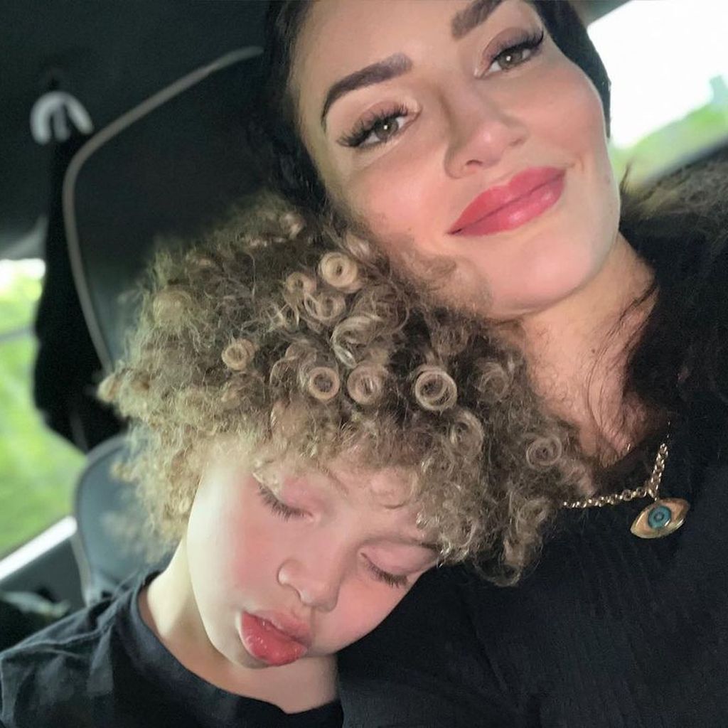 Sophie Brussaux mit ihrem Sohn Adonis