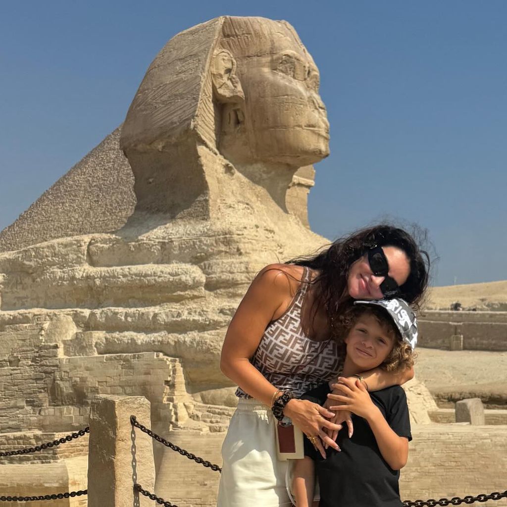 Sophie Brussaux und ihr Sohn Adonis Graham in Gizeh