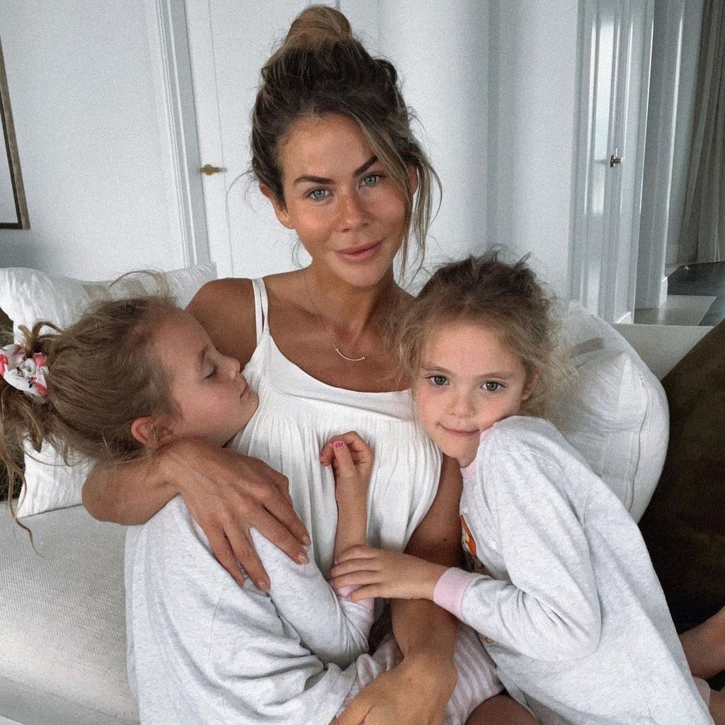 Sophie Guidolin und ihre Töchter Evie und Aria im Oktober 2022