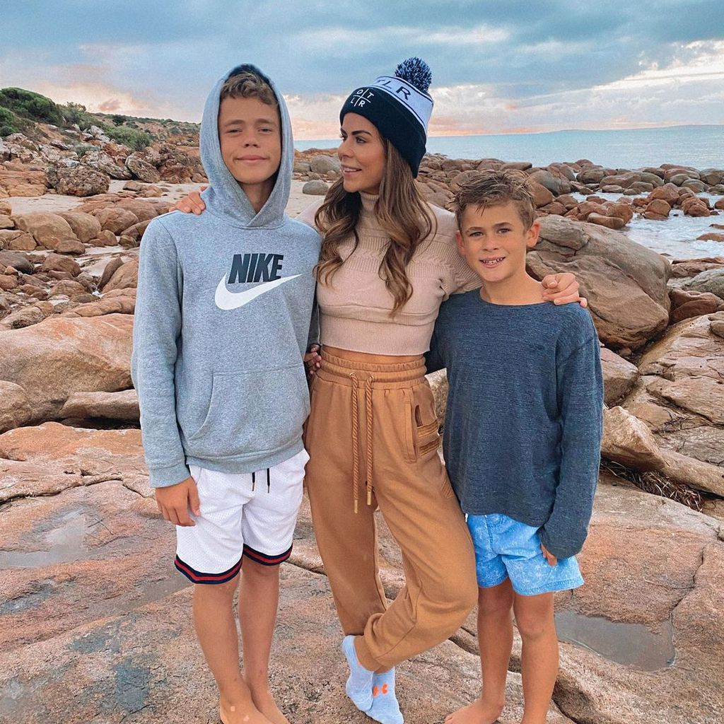 Sophie Guidolin und zwei ihrer Söhne im April 2021 in Sceale Bay, Australien