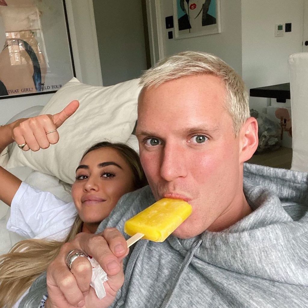 Sophie Habboo und Jamie Laing auf der heimischen Couch
