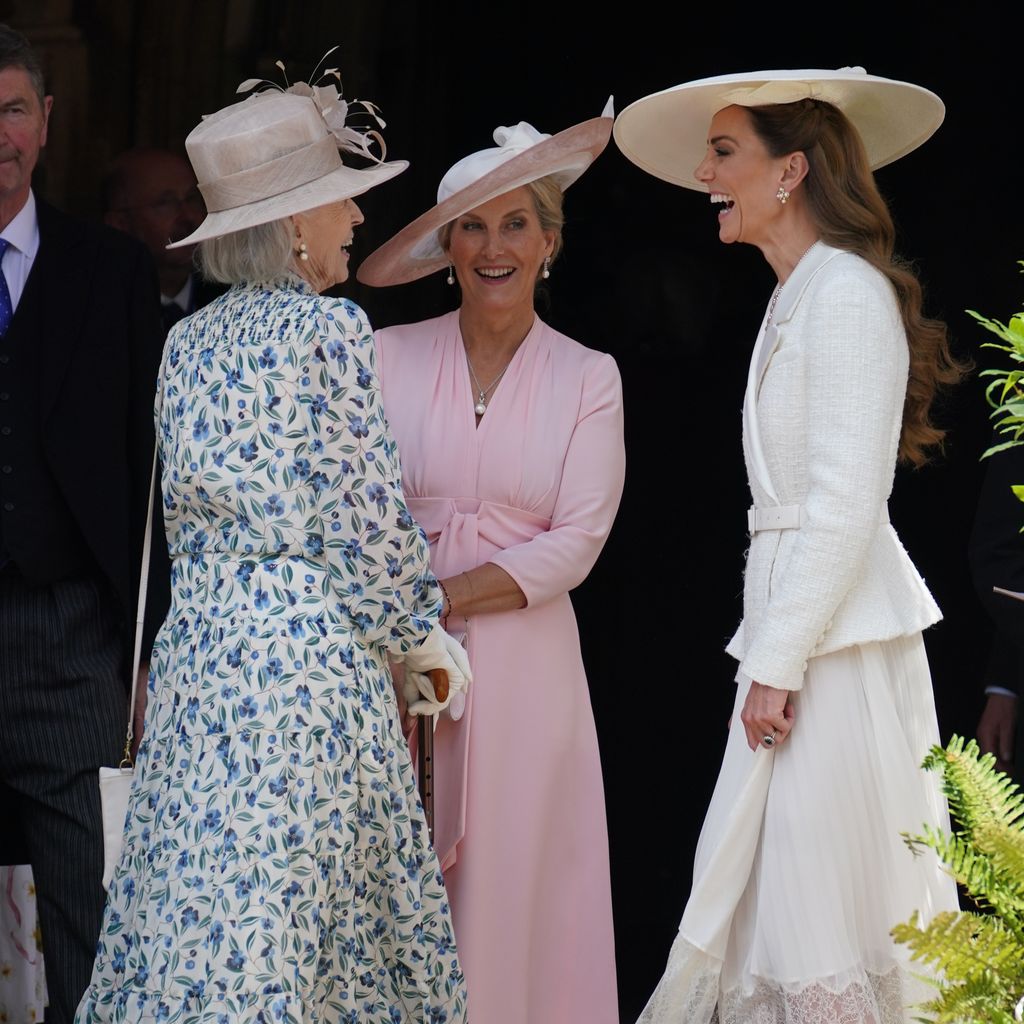 Sophie, Herzogin von Edinburgh und Prinzessin Kate sprechen mit einem Gast