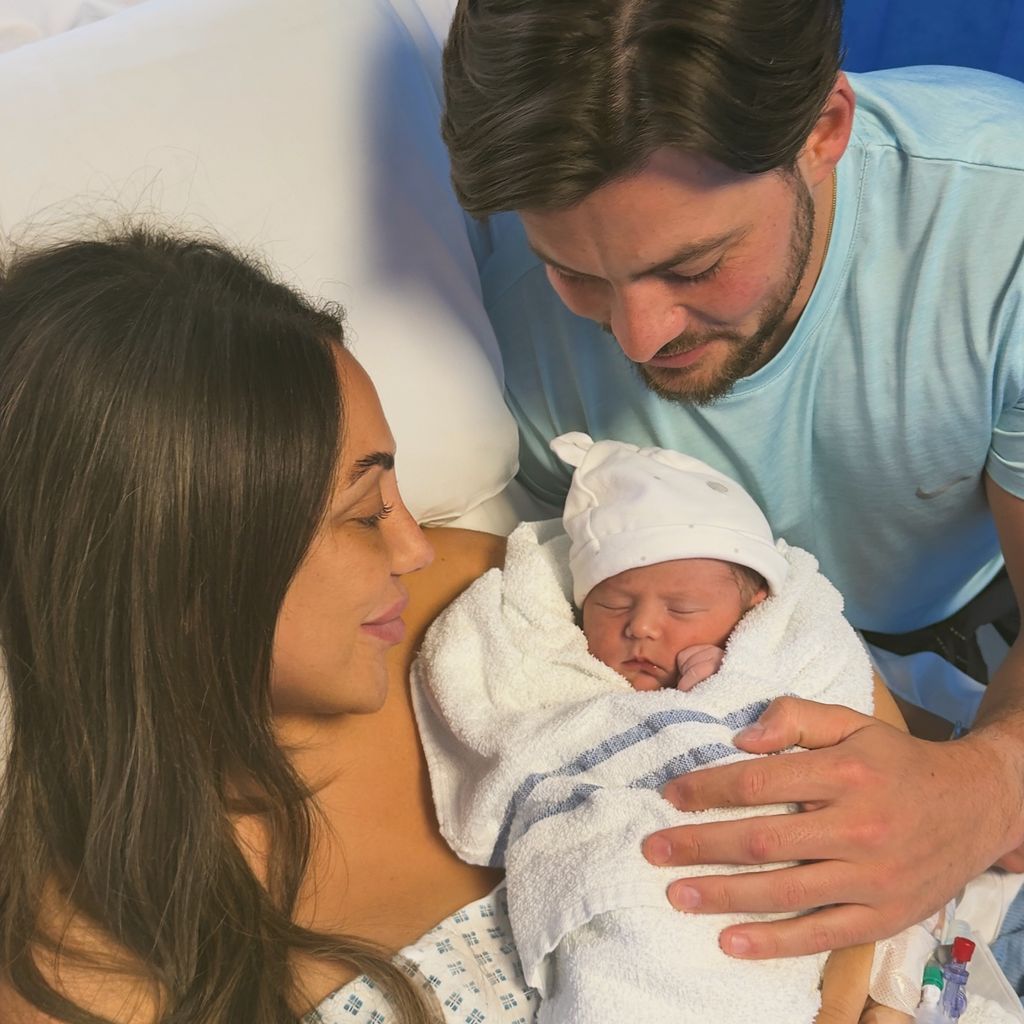 Sophie Kasaei und Jordan Brook mit ihrem Sohn Brody Jordan Daryll, Juni 2026