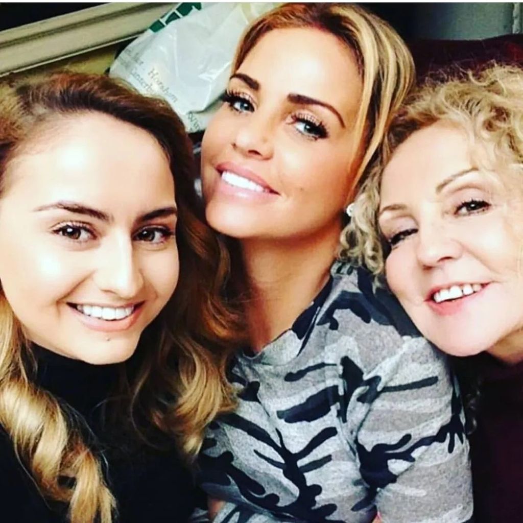 Sophie, Katie und Amy Price im März 2022