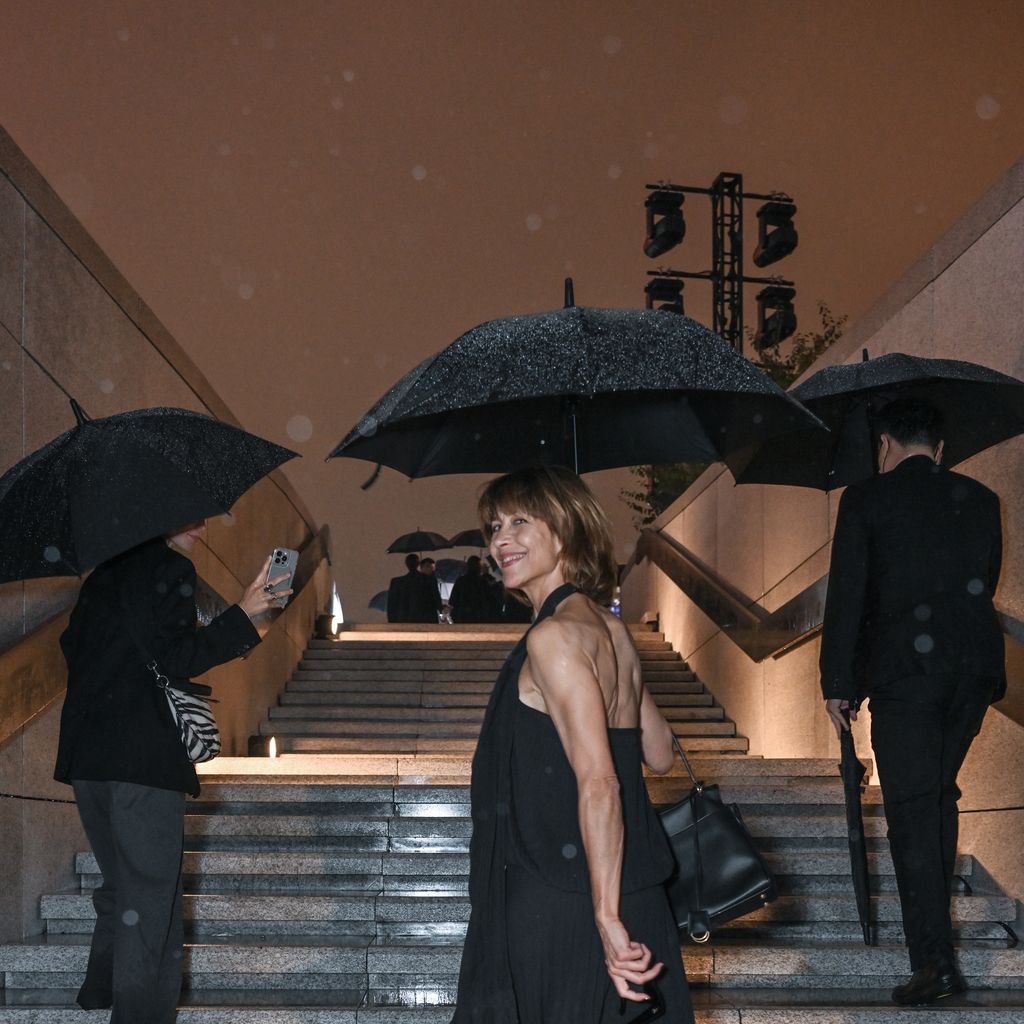 Sophie Marceau besucht die Balenciaga Spring 25 Show im Pudong Art Museum in Shanghai