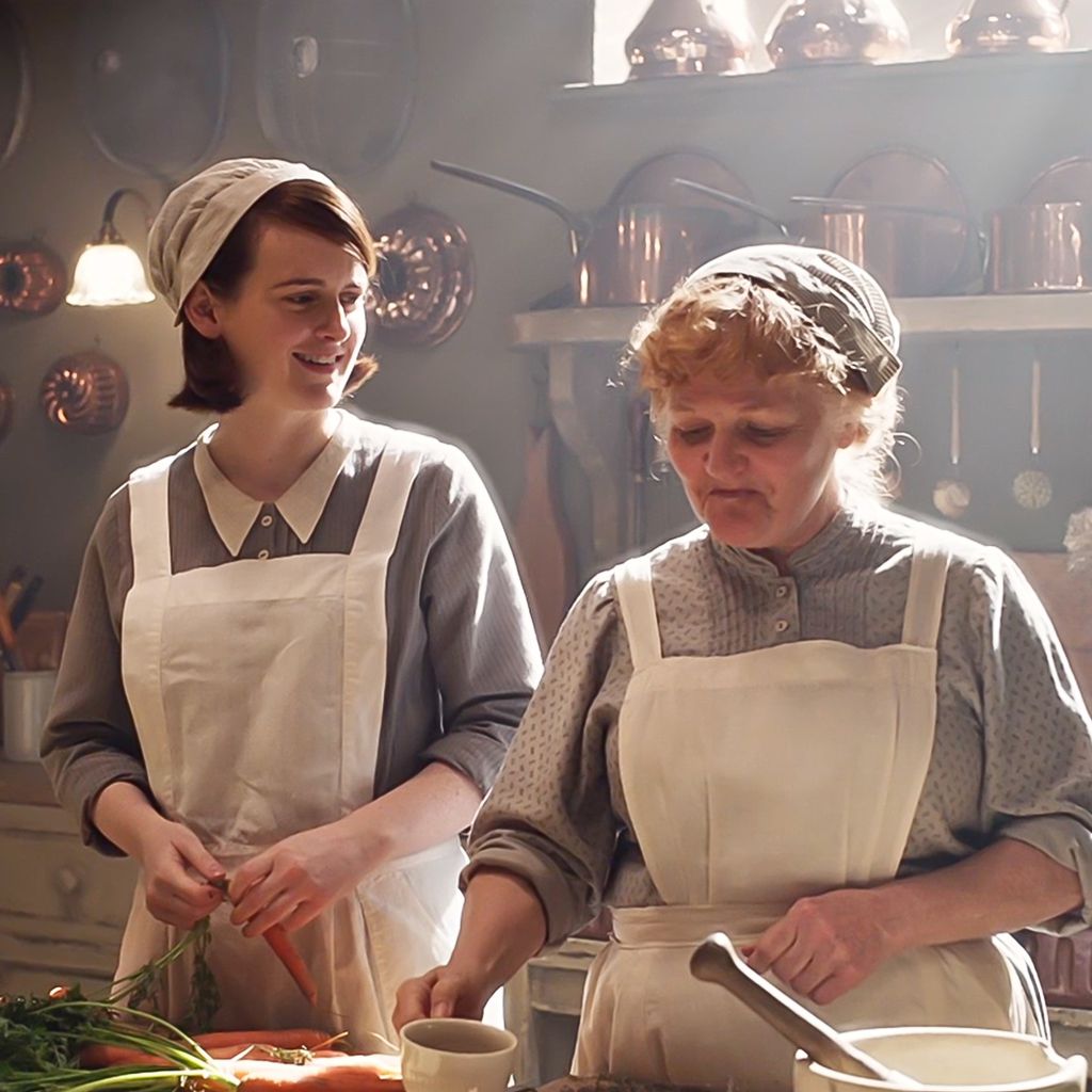 Sophie McShera und Lesley Nicol in "Downton Abbey"