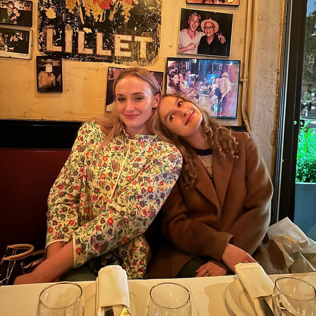 Sophie Turner mit einer Freundin