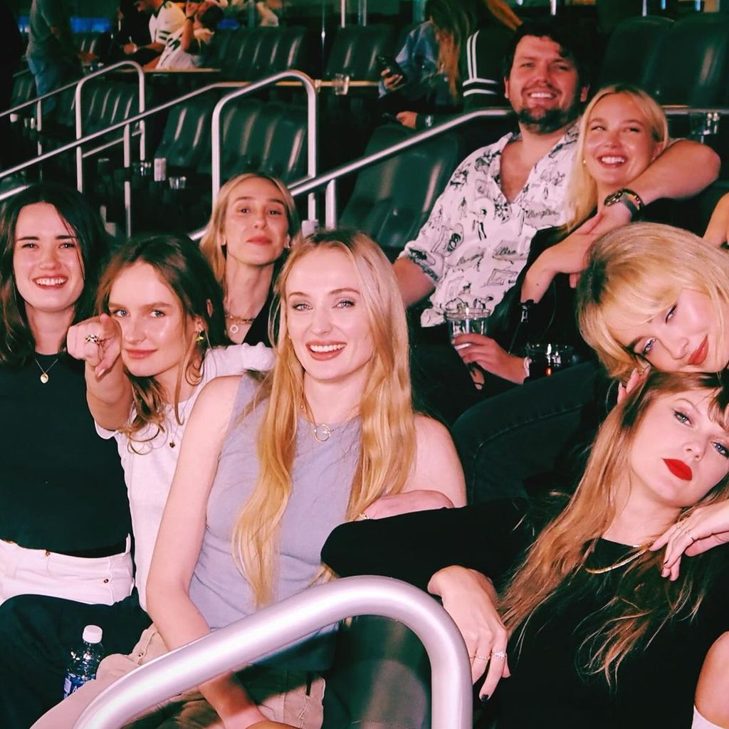 Sophie Turner, Sabrina Carpenter und Taylor Swift mit ihren Freunden