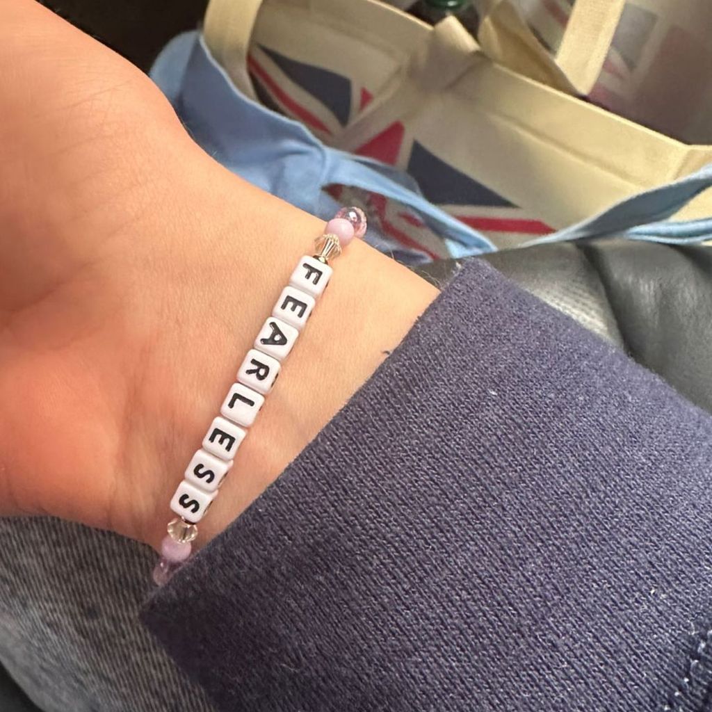 Sophie Turners Handgelenk mit ihrem "Fearless"-Armband