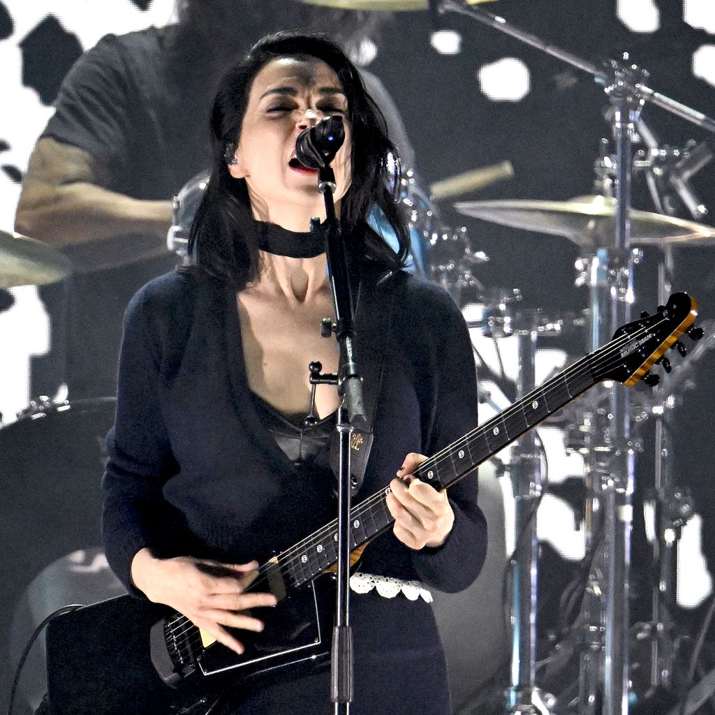 St. Vincent mit Nirvana beim "FireAid"-Konzert in Los Angeles