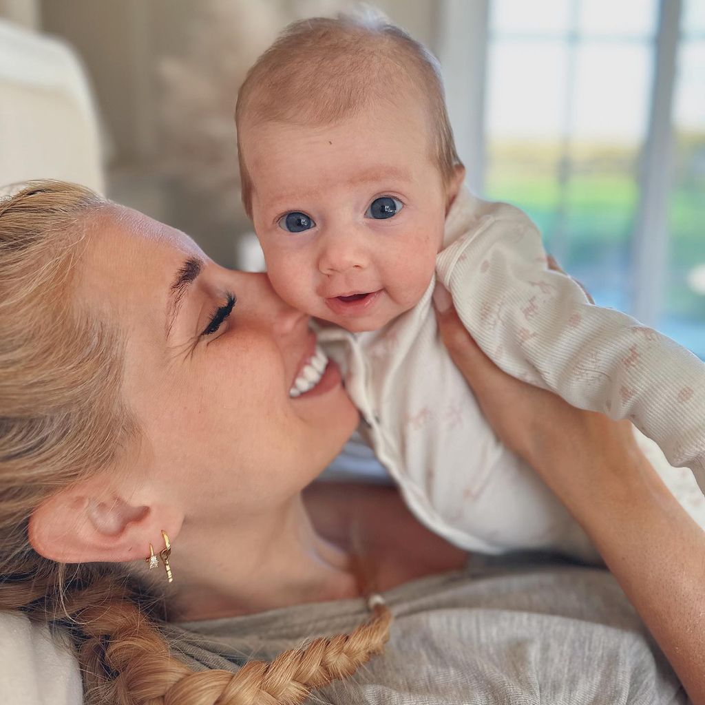 Stacey Solomon mit Baby Belle, April 2023