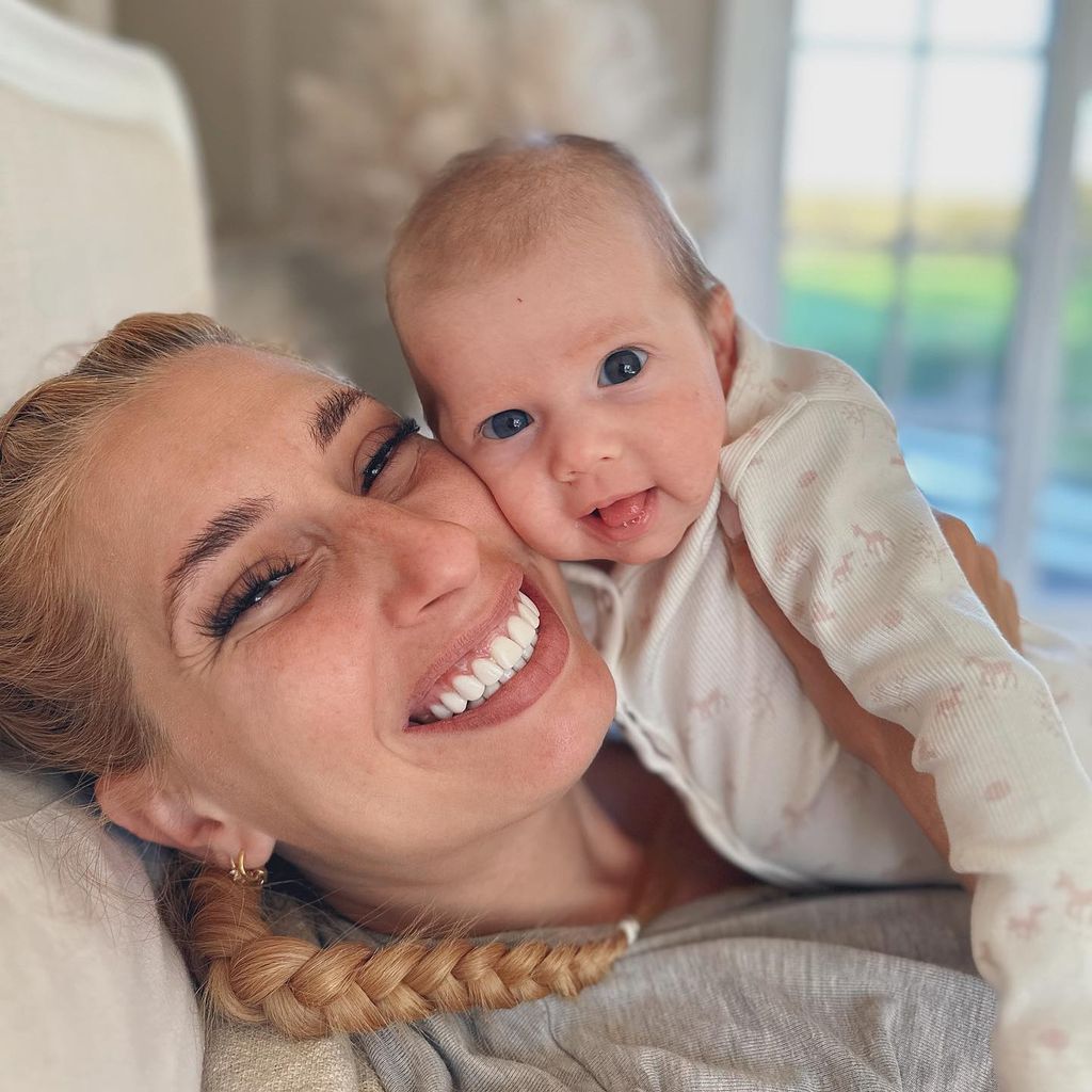 Stacey Solomon mit Baby Belle, April 2023