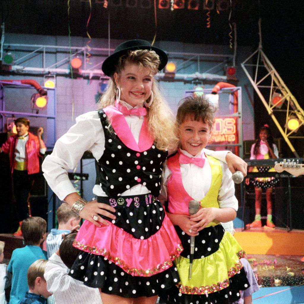 Stacy Ferguson und Jennifer Love Hewitt am Set von "Kids Incorporated"