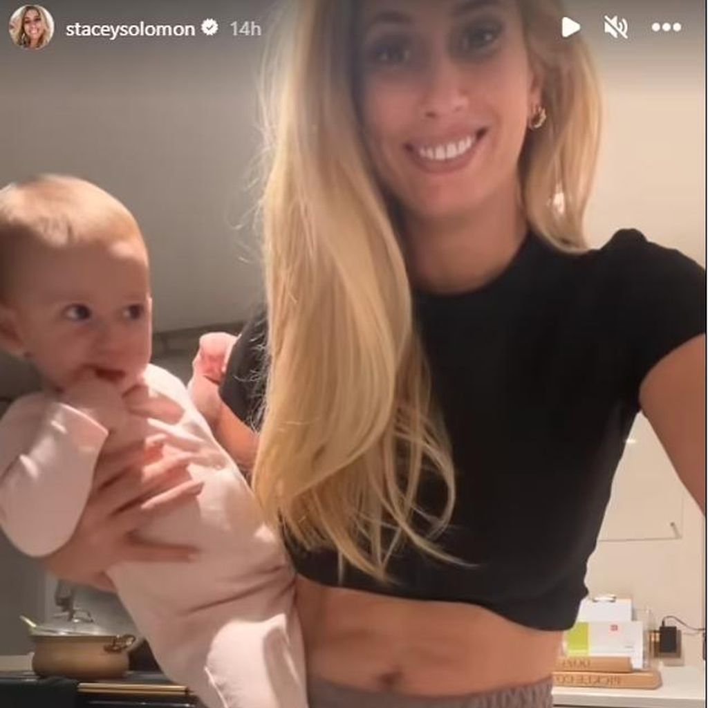 Stacey Solomon mit Sixpack