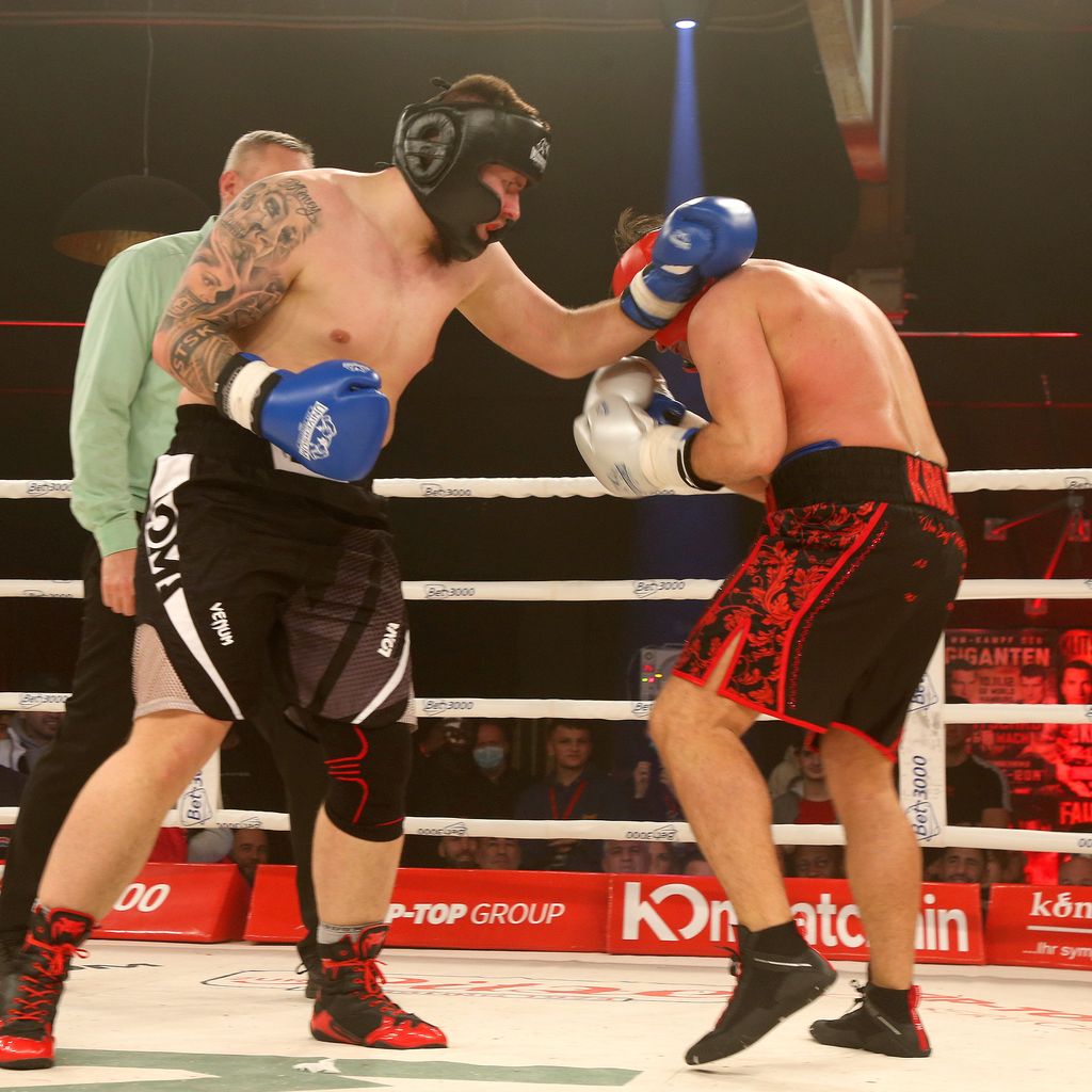 Standart Skill und Leon Machère beim Boxkampf im Universum Gym, Februar 2022