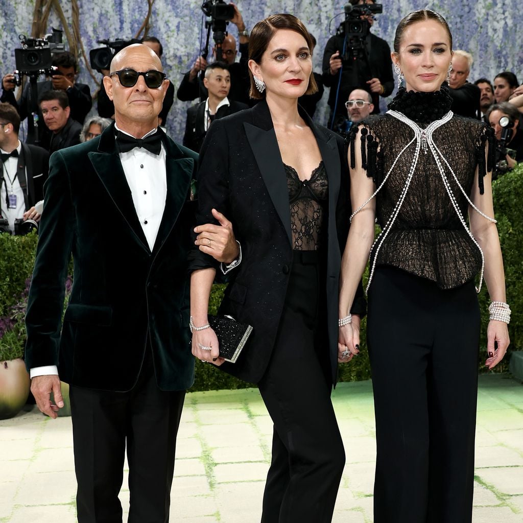 Stanley Tucci, Felicity Blunt und Emily Blunt bei der Met Gala 2026 im Metropolitan Museum of Art in New York