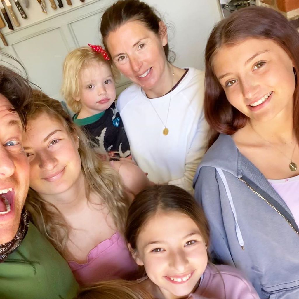 Starkoch Jamie Oliver mit seinen Kindern und seiner Frau