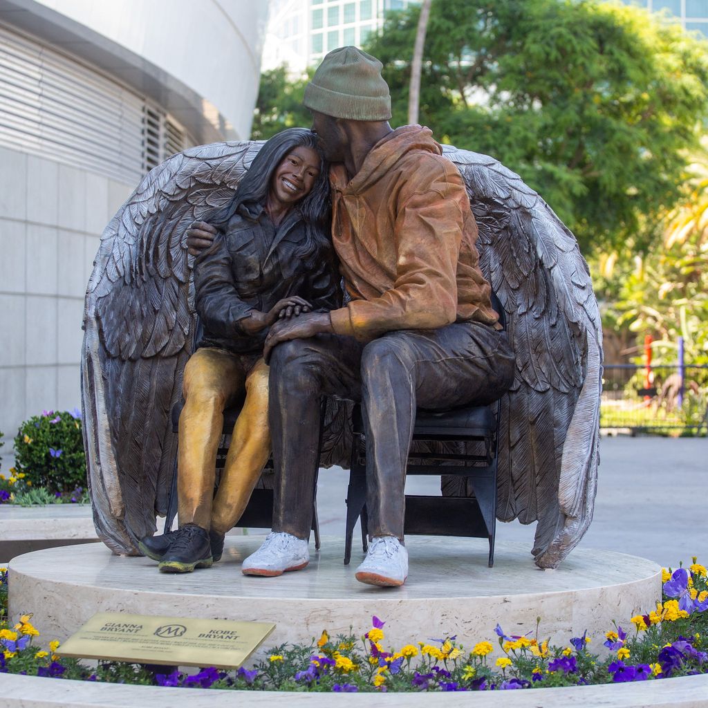 Statue von Gianna Bryant und Kobe Bryant