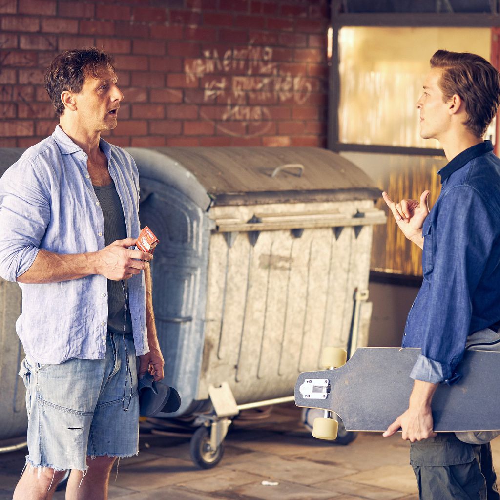Stefan (Hendrik Duryn) und Simon (Julius Forster) bei "Der Lehrer"