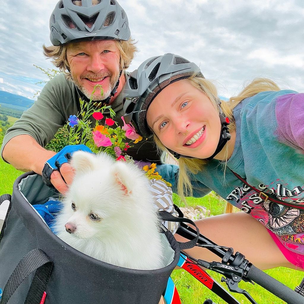 Stefan Kleiser und Theresia Fischer mit ihrem Hund im Juli 2024