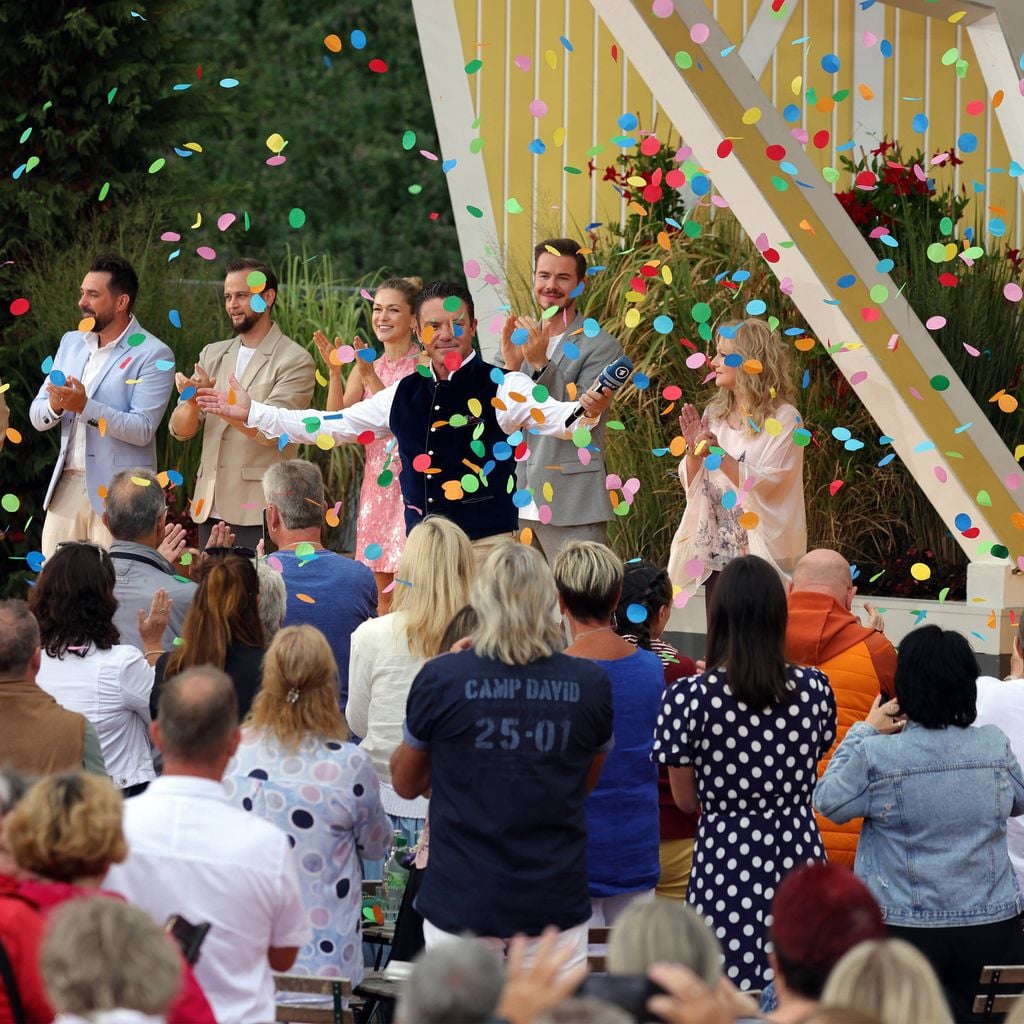 Stefan Mross feiert mit seinen Gästen im Konfettiregen bei "Immer wieder sonntags" in Rulantica, Folge 12 vom 08.09.2024