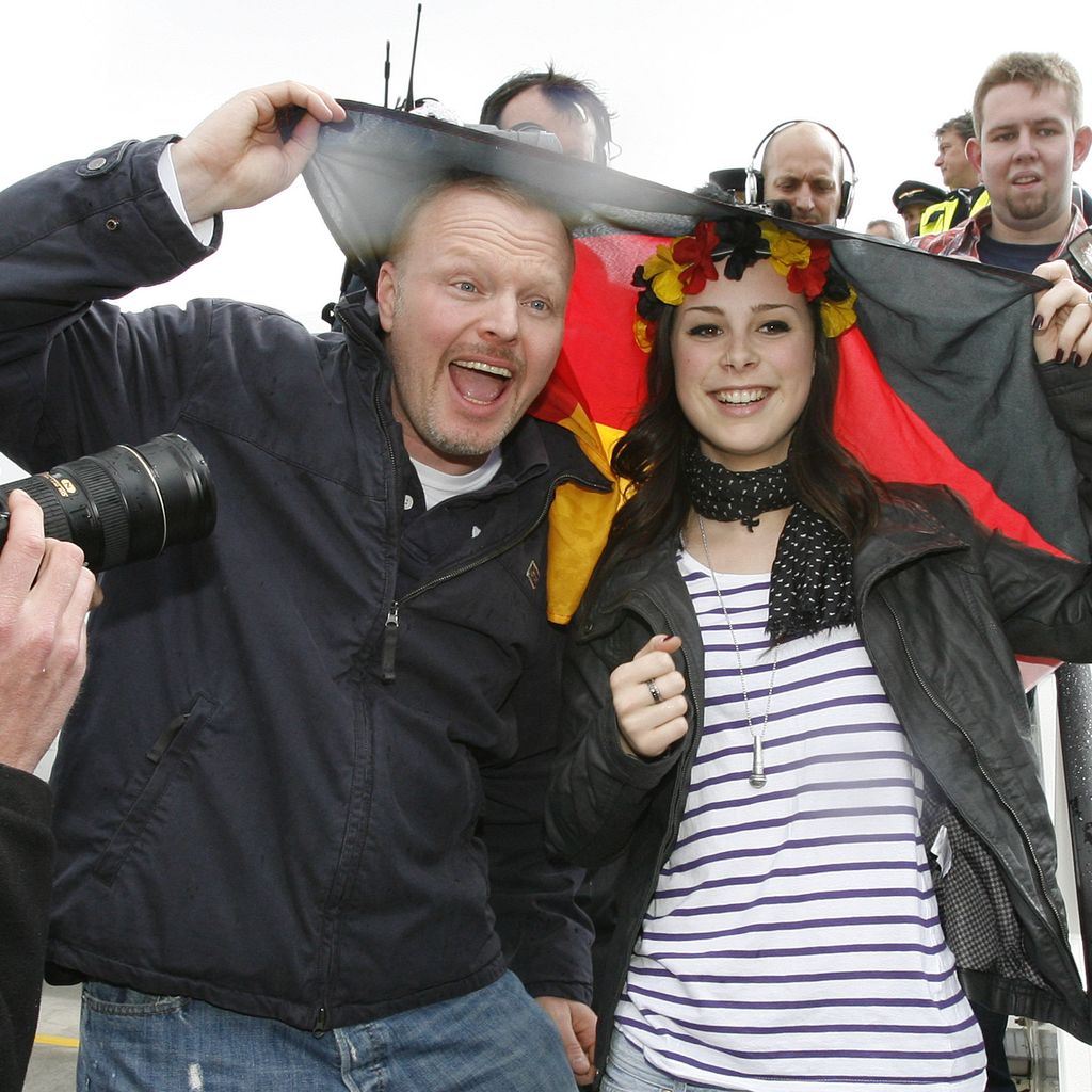 Stefan Raab und Lena Meyer-Landrut nach ihrem ESC-Sieg 2010 am Flughafen Hannover