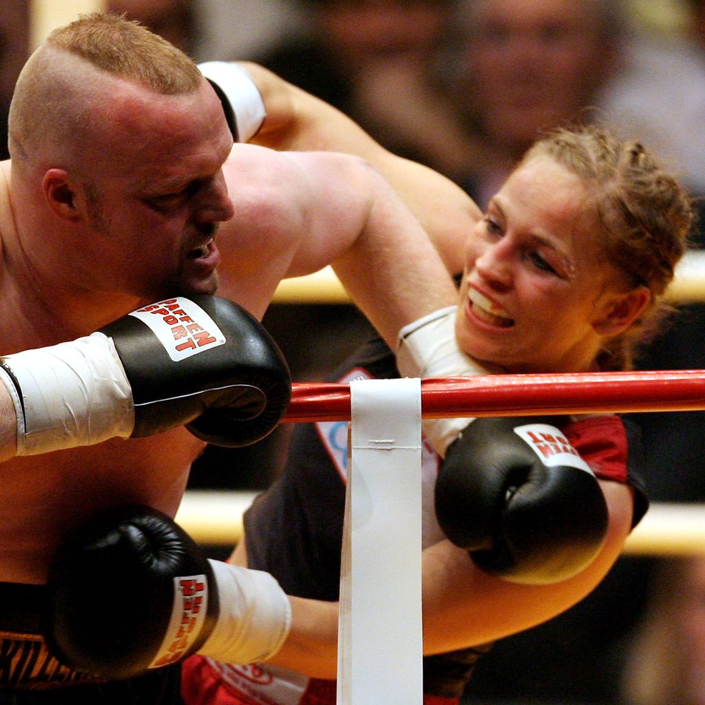 Stefan Raab und Regina Halmich bei ihrem Boxkampf in Köln im Jahr 2007