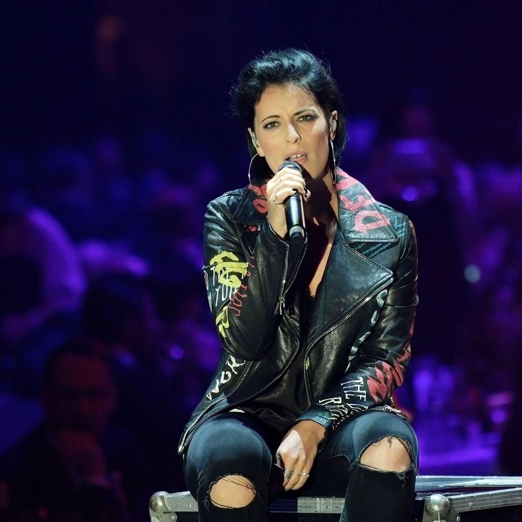 Stefanie Kloß singt auf der Bühne für die Radio Regenbogen Awards in Rost