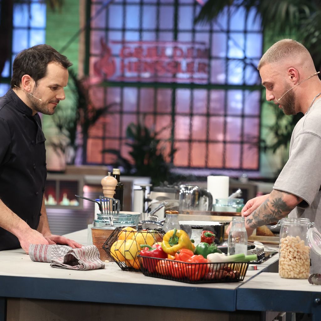Steffen Henssler und Filip Pavlovic bei "Grill den Henssler"