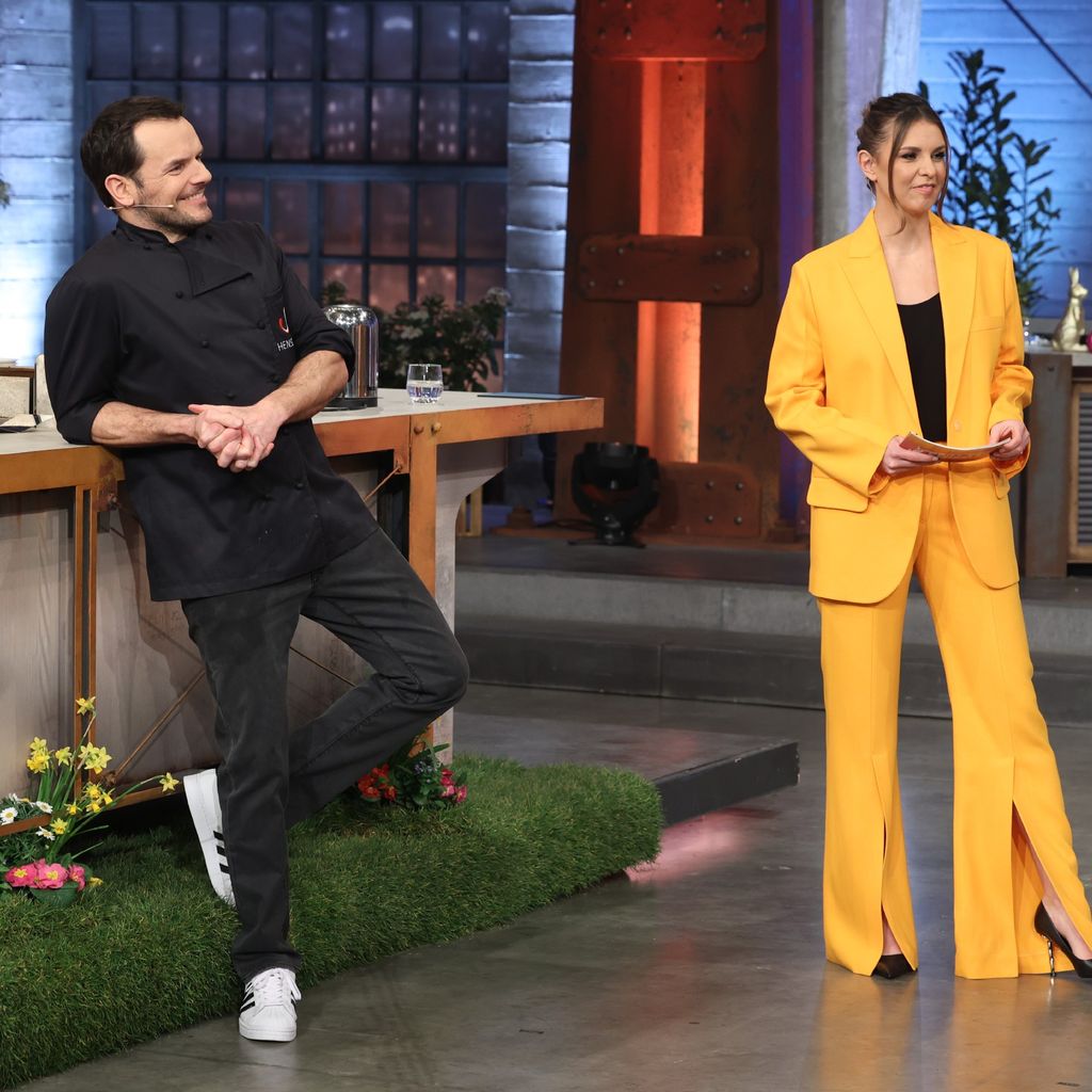 Steffen Henssler und Laura Wontorra bei "Grill den Henssler"