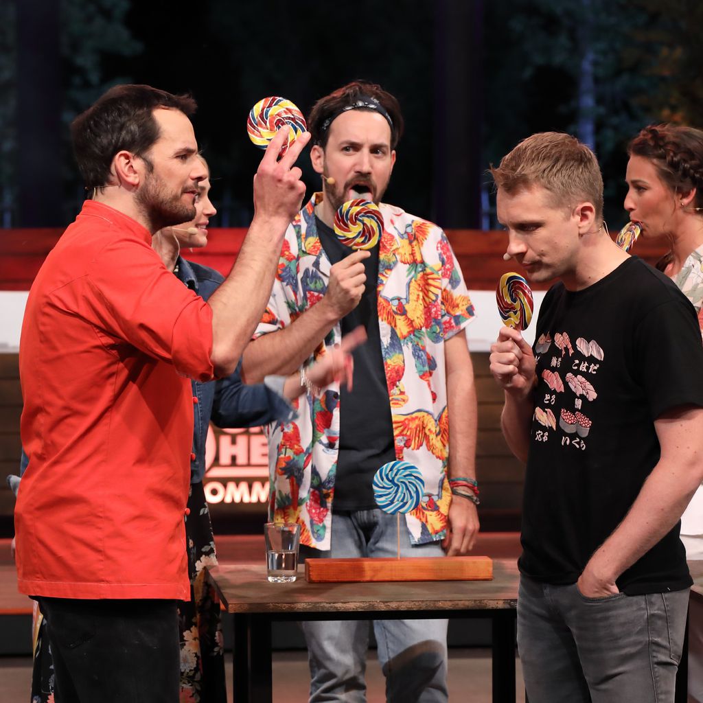 Steffen Henssler (l.) und Oliver Pocher (in Schwarz) bei "Grill den Henssler"