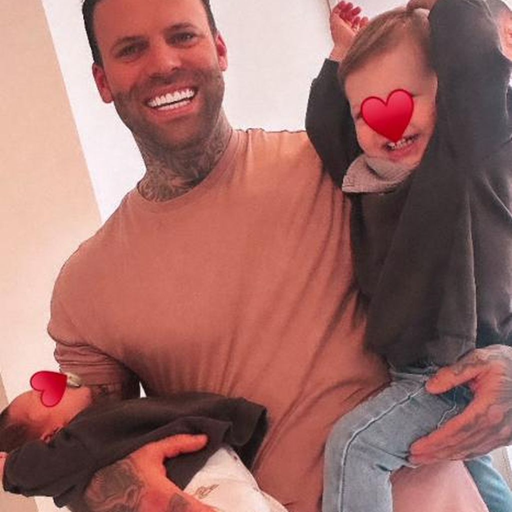 Steffen König mit seinen Söhnen Milan und Damian, April 2024